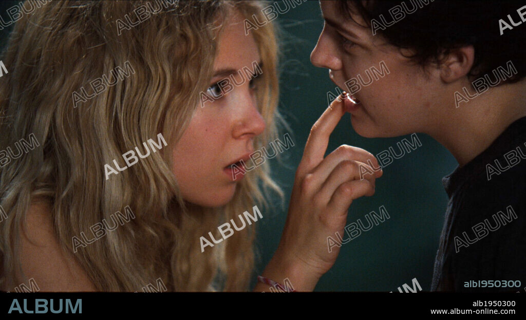 JUNO TEMPLE and RILEY KEOUGH in JACK AND DIANE, 2012, directed by BRADLEY RUST GRAY. Copyright DEERJEN FILMS.
