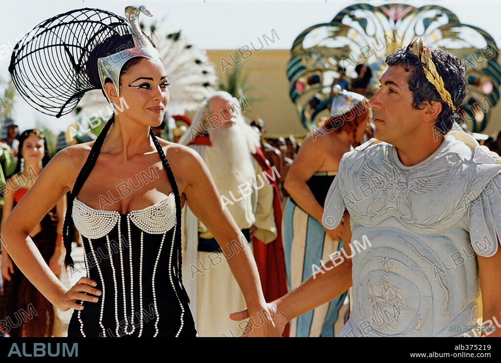 ALAIN CHABAT et MONICA BELLUCCI dans ASTERIX ET OBELIX, MISSION CLEOPATRE, 2002, réalisé par ALAIN CHABAT. Copyright RENN PRODS/TF1 FILMS PRODUCTIONS.