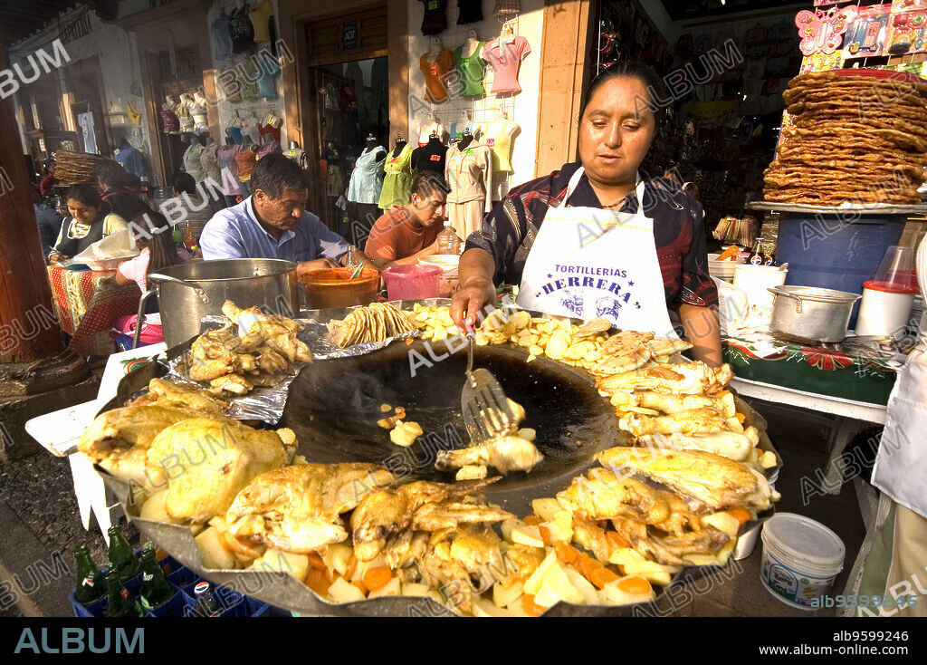Puesto de comida en las arcadas de la plaza chica. Pátzcuaro. Estado de Micchoacán.Mexico.