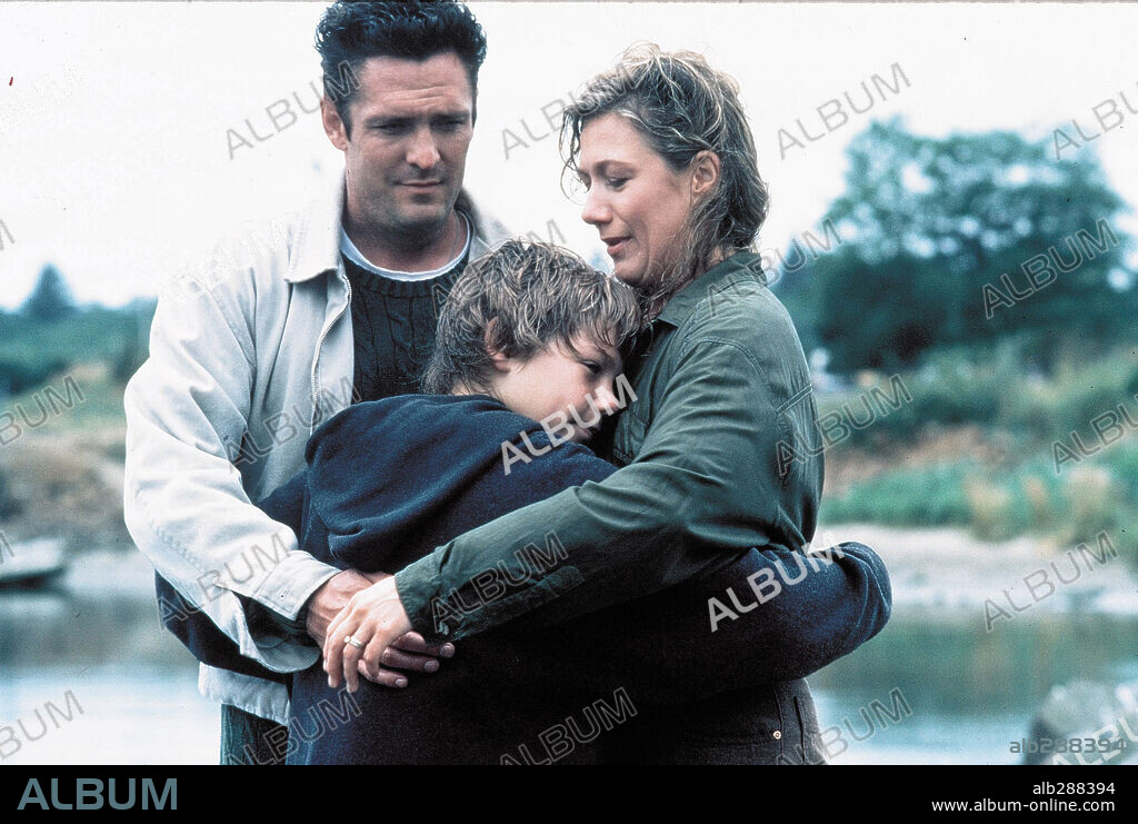 JASON JAMES RICHTER, JAYNE ATKINSON und MICHAEL MADSEN in FREE WILLY, 1993, unter der Regie von SIMON WINCER. Copyright WARNER BROTHERS.