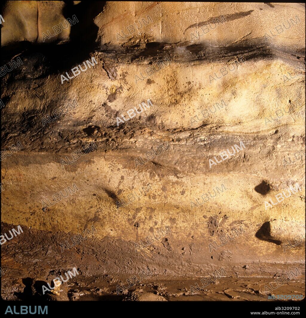 CUEVA DEL REGUERILLO. AVANZANDO HACIA EL FONDO DE LA CUEVA, EN LA MISMA PARED Y CERCA DE LAS ANTERIORES LINEAS, APARECE OTRO CONJUNTO DE ELLAS.  MADRID, ESPAÑA.