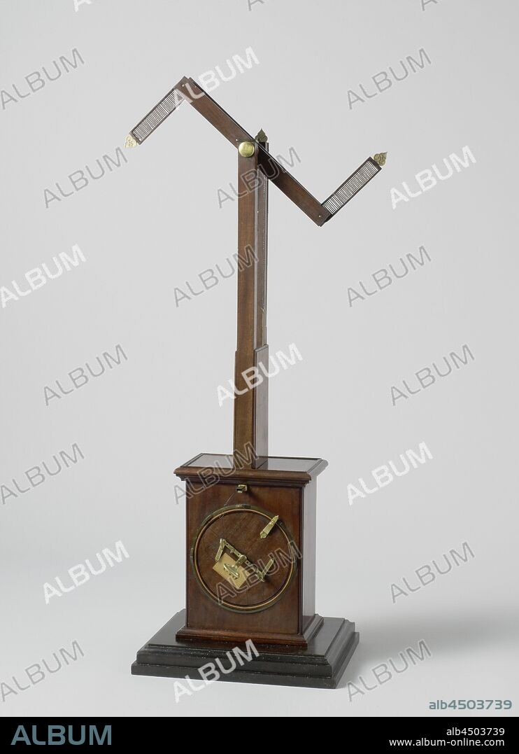 Model of an optical telegraph, Model of an Optical Telegraph, on a floorboard. It consists of a box with a mechanism at the bottom, on which two posts have been put to which movable arms are attached. The main arm rotates about an axis between the two posts and has two blades at the ends, which rotate independently and are provided with counterweights. A fourth arm can be moved up and down in line with one of the posts, making it visible or hidden behind the post. The control panel on one side of the cabinet has three keys with hands that indicate the position of the arms, the fourth arm is operated with a pull mechanism just above this panel. With rods and chains running over discs, the movements of the keys are transferred to the arms and wicks., anonymous, France, 1792 - 1795, wood (plant material), brass (alloy), h 84 cm × w 31.5 cm × d 25 cm radius of main arm: l 15.3 cm radius of wings: l 13.7 cm.