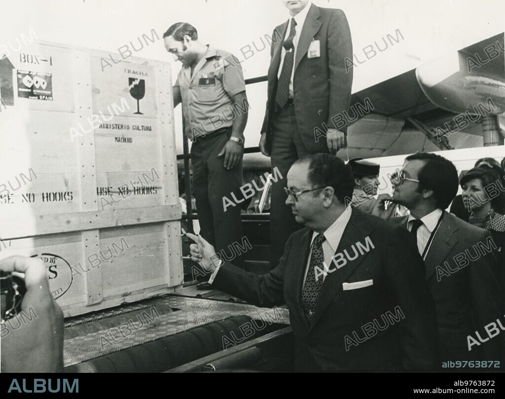 Madrid, 09/10/1981. The Minister of Culture, Mr. Íñigo Cavero, and the General Director of the Artistic Heritage, Mr. Javier Tusell, who came on the same plane from New York, monitor the operation.