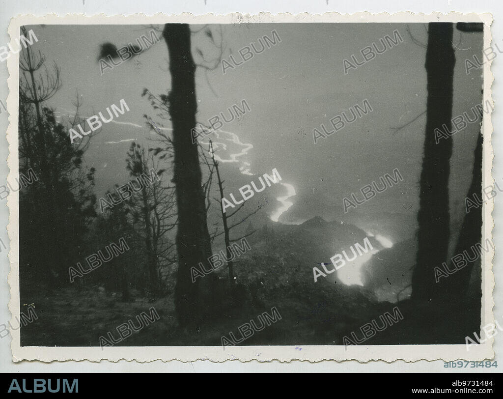 La Palma (Santa Cruz de Tenerife), julio de 1949. Erupción del Volcán San Juan. En la noche se aprecia el río de lava en su avance hacia el mar.
