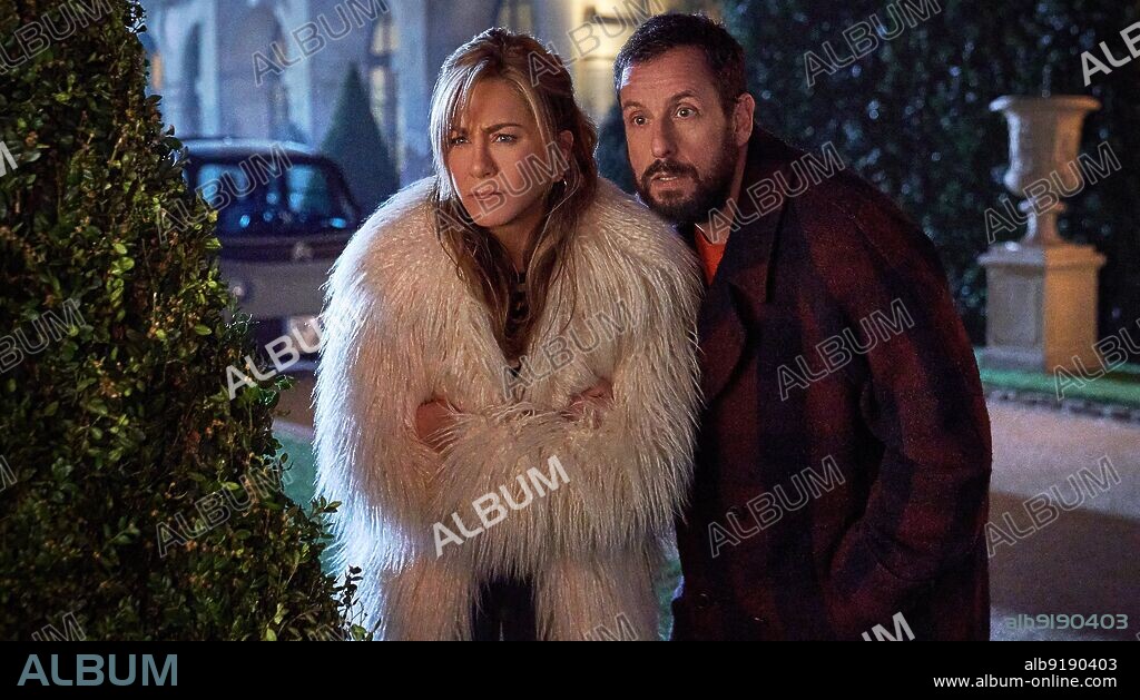 ADAM SANDLER y JENNIFER ANISTON en CRIMINALES A LA VISTA, 2023 (MURDER MYSTERY 2), dirigida por JEREMY GARELICK. Copyright Denver and Delilah Productions.