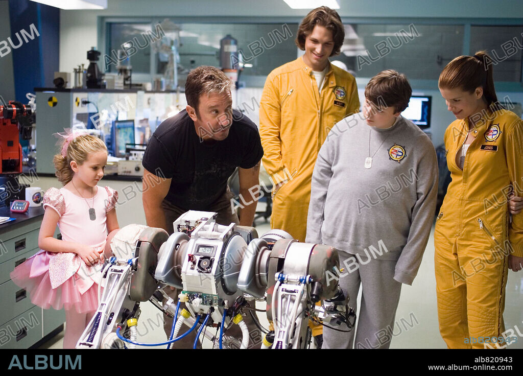 MICHAEL CASSIDY, RYAN NEWMAN, SPENCER BRESLIN and TIM ALLEN in ZOOM, 2006, directed by PETER HEWITT. Copyright COLUMBIA PICTURES / GERLITZ, AVA.