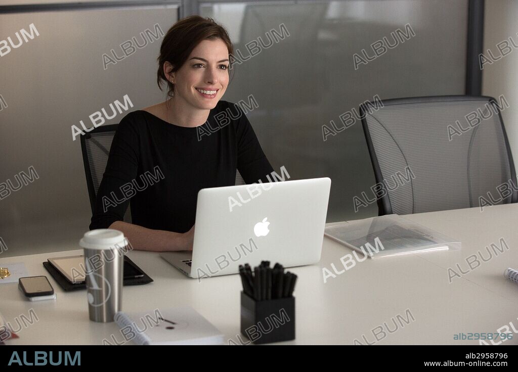 ANNE HATHAWAY en EL BECARIO, 2015 (THE INTERN), dirigida por NANCY MEYERS. Copyright WAVERLY FILMS.