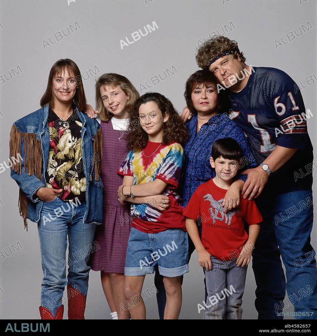 JOHN GOODMAN, LAURIE METCALF, MICHAEL FISHMAN, ROSEANNE BARR and SARA GILBERT in ROSEANNE, 1988. Copyright CASEY-WERNER CO./WIND DANCER PROD.