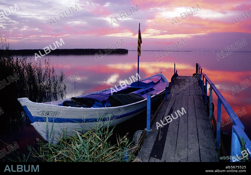 Parque Natural de La Albufera; embarcadero cerca de El Palmar.