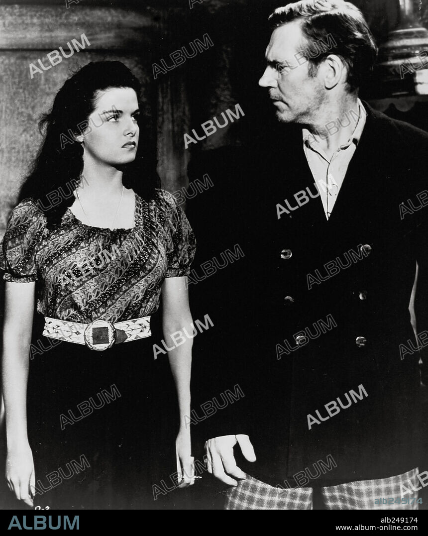 JANE RUSSELL y WALTER HUSTON en EL FORAJIDO, 1943 (THE OUTLAW), dirigida por HOWARD HUGHES. Copyright RKO.
