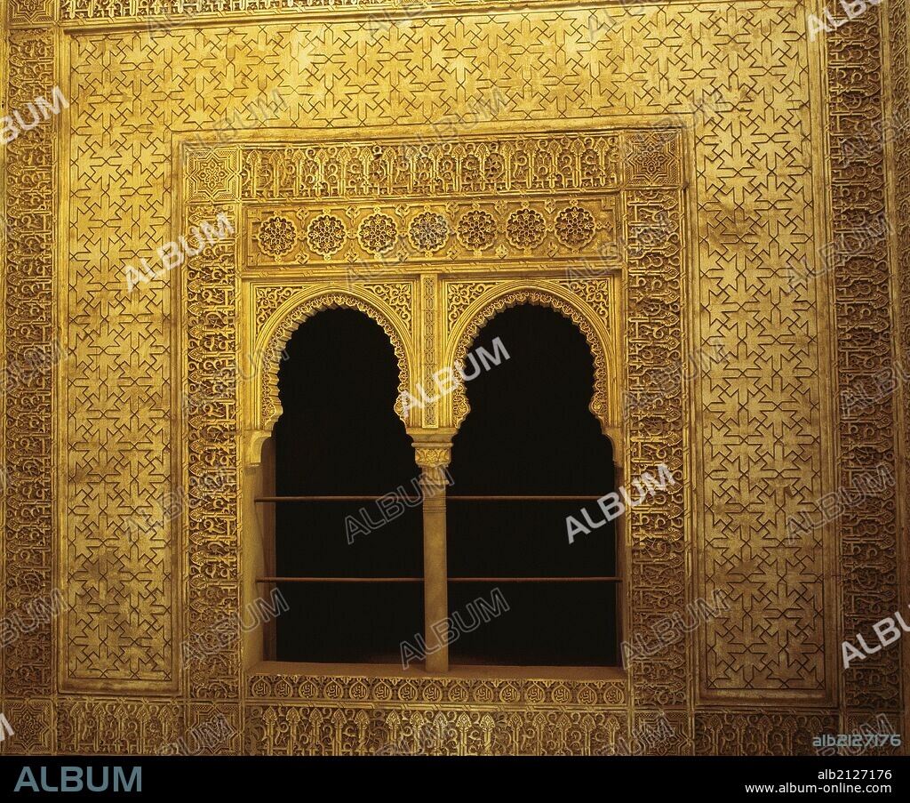 ARTE ISLAMICO. EPOCA NAZARI. ESPAÑA. LA ALHAMBRA. Edificio cuya construcción se inició probablemente durante el reinado de Muhammad I, en el siglo XIII, hasta el de Muhammad VII y Yüsuf II en los siglos XIV y XV. "TORRE DE LAS INFANTAS". Situada en el Camino de Ronda de la muralla. Es un pequeño palacio, modelo vivienda árabe, construida en tiempos del rey SA'D (1445-1461). Detalle de las ventanas gemelas del patio del piso alto. GRANADA. Andalucia.