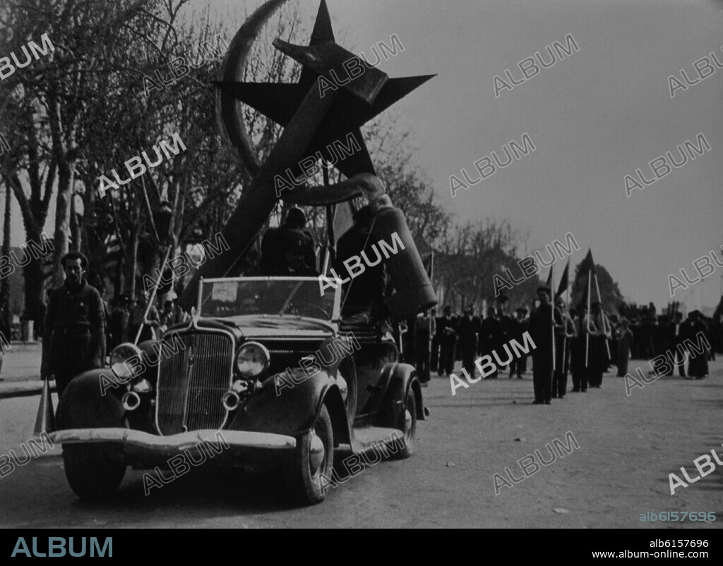 GUERRA CIVIL 1936 SIMBOLOS HOZ Y MARTILLO EN UN COCHE 7/1936.