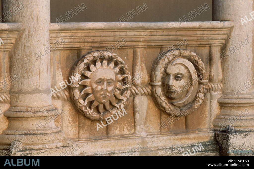 DETALLE GALERIA ALTA DEL CLAUSTRO (EL SOL Y LA LUNA).