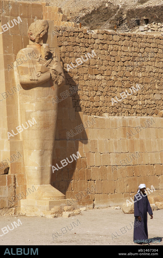 Hombre egipcio paseando por los restos del TEMPLO DE HATSHEPSUT (DINASTIA XVIII), proyectado por el arquitecto SENMUT. Deir el-Bahari. Egipto.