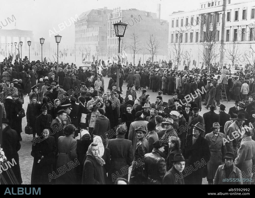 Viermächtekonferenz in Berlin vom 25. Januar bis 18. Februar 1954. 1. Konferenztag in der Botschaft der UdSSR Unter den Linden: Schaulustige und Presse umlagert den Eingang und die Fahrzeuge der Botschafter. (Im Hintergrund das Brandenburger Tor). Foto, 1.2.1954.