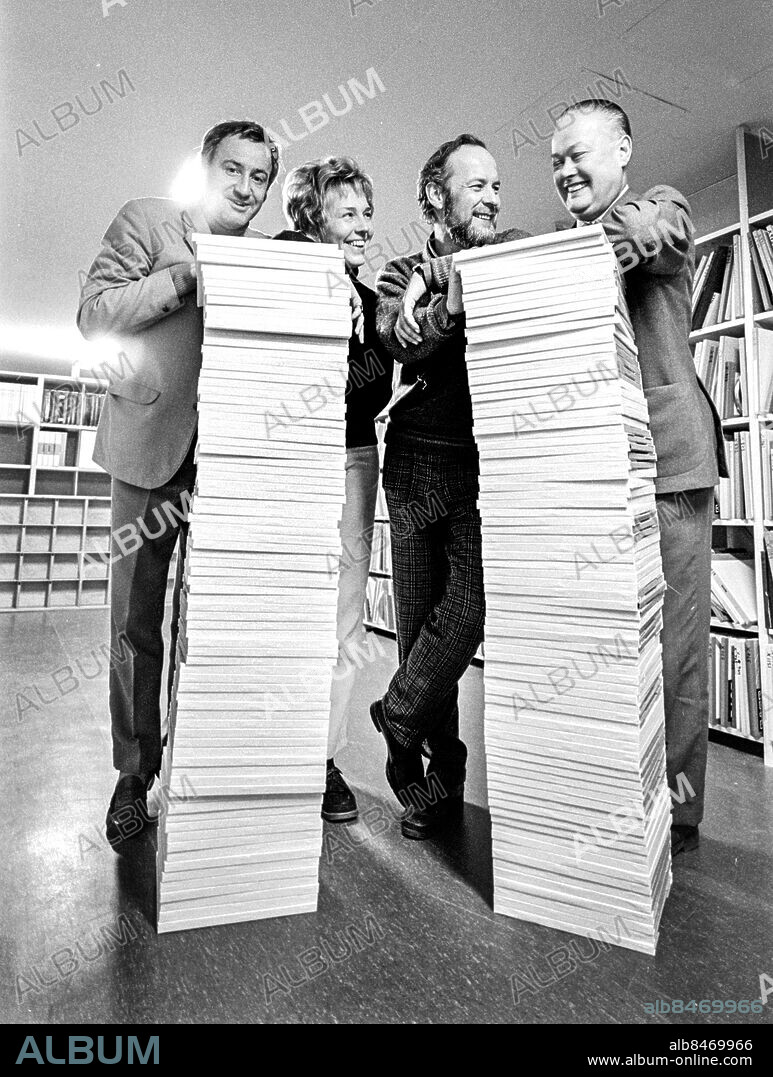 1970-12.. FÖRLORADE ILLUSIONER. Radioteater i 115 avsnitt av Honoré de Balzac i regi av Per Verner-Carlsson.. Sänt första gången 1971-01-04.. Här ses kärntruppen i Balzac-produktionen med resultatet av ett halvårs arbete: 161 kartonger med inspelade band. Från vänster Eva Ancker, producent, Per Verner-Carlsson, regissör, Tom Lööf, inspicient, och Ernst Fogelberg, tekniker.. Foto: Bo-Aje Mellin / RiR / SVT / Kod: 5600. Reportage publ. i RiR 2/71 sid. 20-21.. RiR 19993 sv/v neg   . Kvartett Travar.