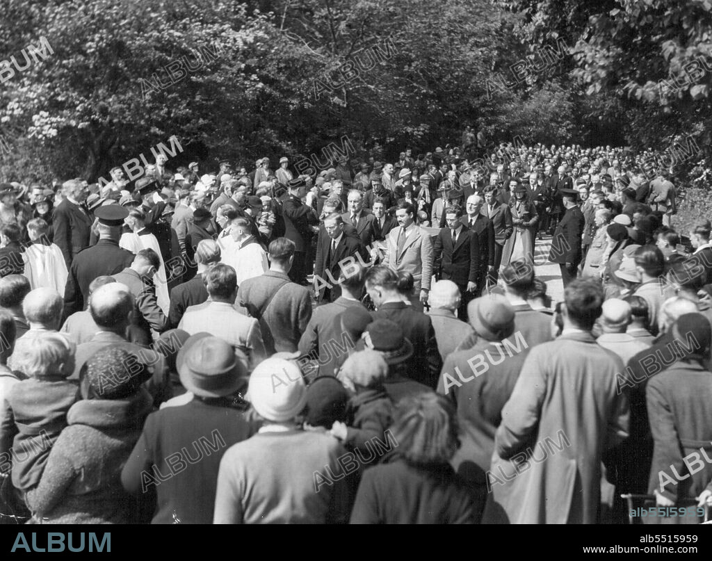 The funeral of Col. T.E. Lawrence (Lawrence of Arabia & Aricraftsman Shaw) at Moreton, Dorset. May 22, 1935. (Photo by Paul Popper, Paul Popper Ltd.).