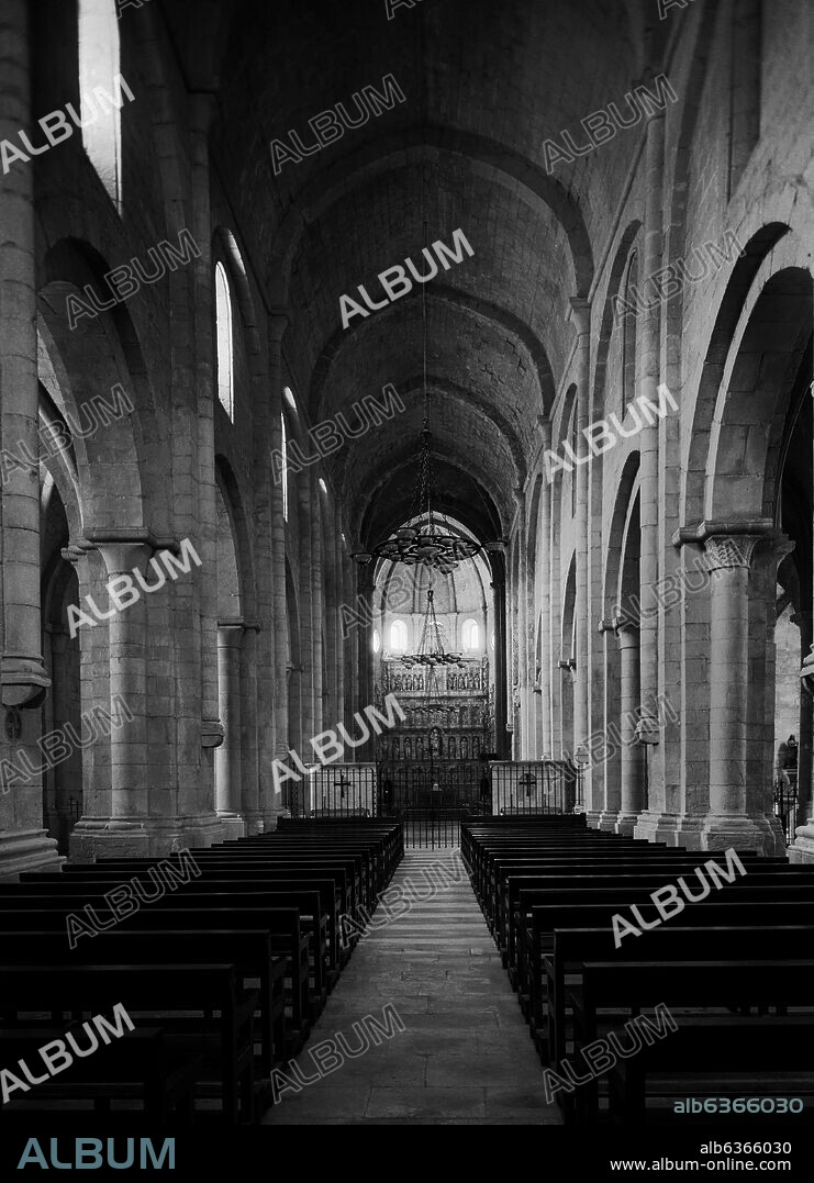 NAVE CENTRAL ROMANICA CON BOVEDA DE CAÑON APUNTADO DE LA IGLESIA DEL MONASTERIO DE POBLET - FOTOGRAFIA EN BLANCO Y NEGRO - AÑOS 50.