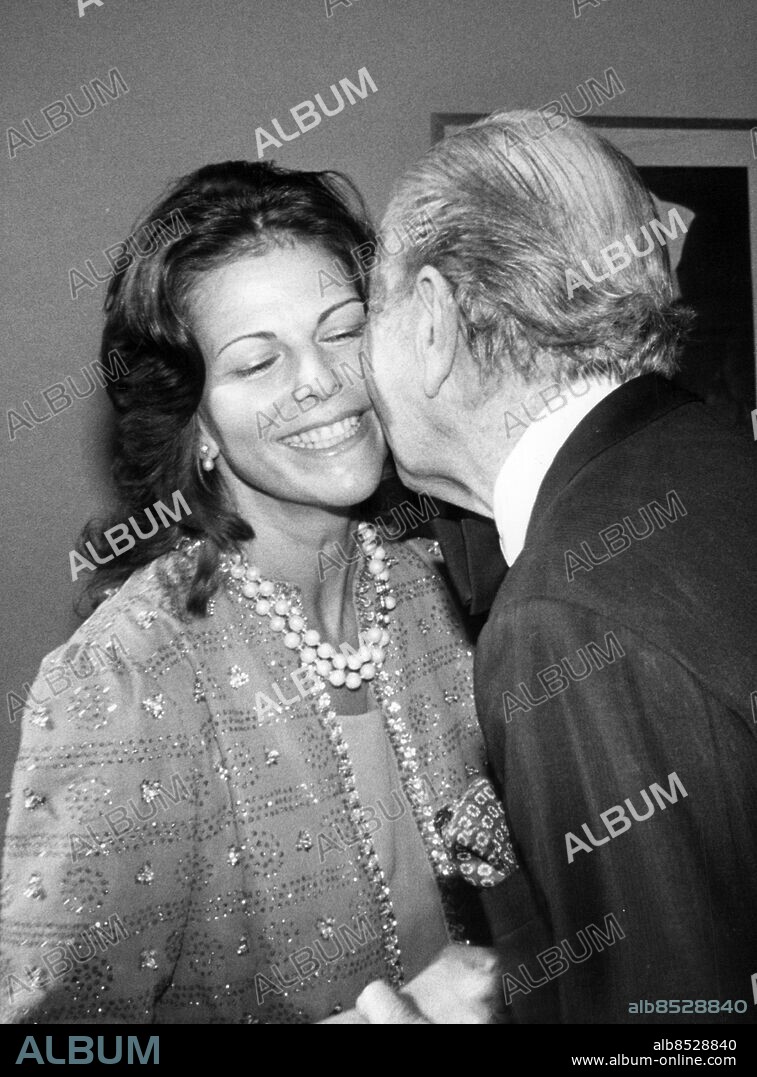Stockholm 1982-12-06. Drottning Silvia får en kyss på kinden av Sigvard Bernadotte under Barnbygalan på Oscars. Foto Leif Jansson / Svenskt Pressfoto / TT / kod 20360.