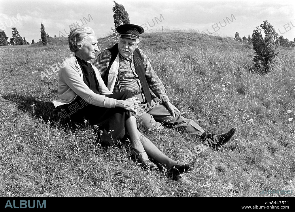 1967-06-28.. MASKROSMORMOR. TV-serie för barn av Allan-Rune Pettersson i regi av Bo Billtén.. Sänt första gången 1968-03-31. Här ses skådespelarna Alice Eklund, som Maskrosmormor, och Gunnar Ekwall, som Gustafsson.. Foto: Bo-Aje Mellin / RiR / SVT / Kod: 5600. Bild och reportage publ. i RiR 33/67 sid. 12-13, 44.. RiR 18622 sv/v neg.
