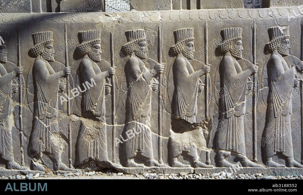 PERSEPOLIS. Relieves escultóricos de las escalinatas de LA APADANA (SALON DE RECEPCIONES DE DARIO), en los que se narran los fastos del Año Nuevo. Detalle del "RELIEVE DE LOS INMORTALES" CON LA GUARDIA IMPERIAL PERSA PORTANDO LANZAS Y ESCUDOS. EPOCA DE JERJES I (486-465 a. C.) Y ARTAJERJES I (464-425 a. C.). República Islámica de Irán.