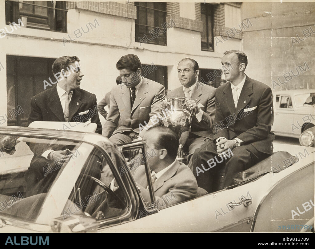 Madrid, 23/05/1960. Homenaje de Madrid a los jugadores del Real Madrid tras conquistar su quinta copa de Europa consecutiva. En la imagen, Mateos, Domínguez, Di Stefano y Santa María en uno de los coches descapotables de la caravana madridista que ofreció el trofeo a la ciudad.