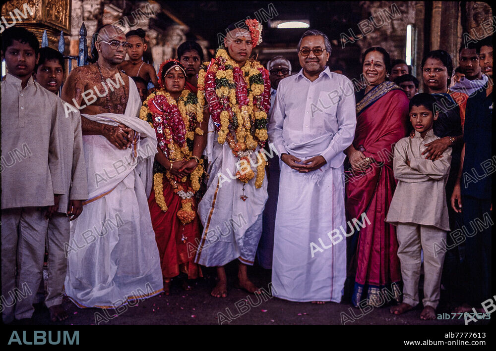 Ethnology / India. - In the temple of Shiva Kama Sundari Ambigai in Chidambaram, Tamil Nadu: wedding (Vivaha) of a twenty-one-year-old priest of the temple and his seventeen-year-old bride according to traditional Hindu rite: The Bride and groom with their families. - Photo, January 1993.