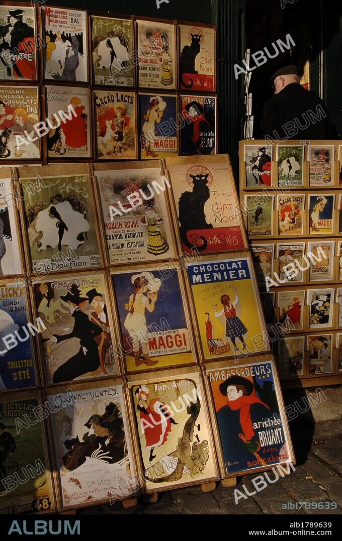 Postales y carteles de anuncios antiguos. Tienda de "souvenirs". Barrio de Montmartre. París. Francia.