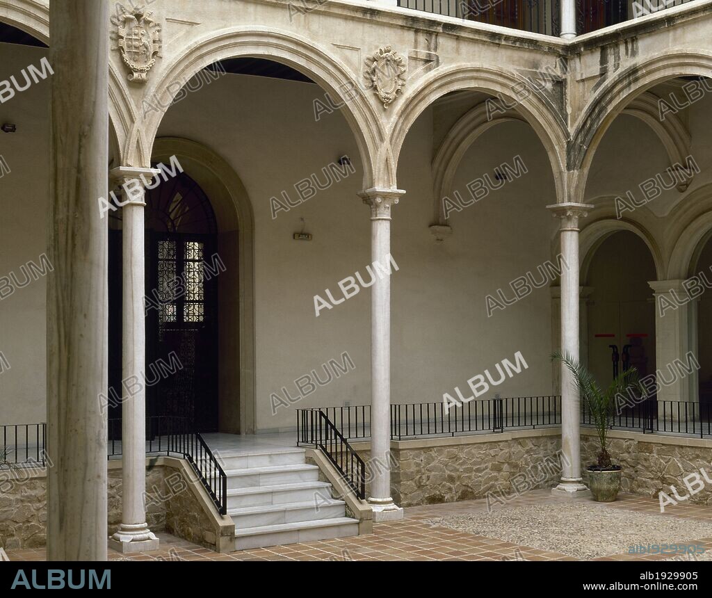 PALACIO DE SAN ESTEBAN. Sede de la Presidencia del Gobierno Autónomo de la Comunidad de Murcia. Vista del patio. MURCIA. España.
