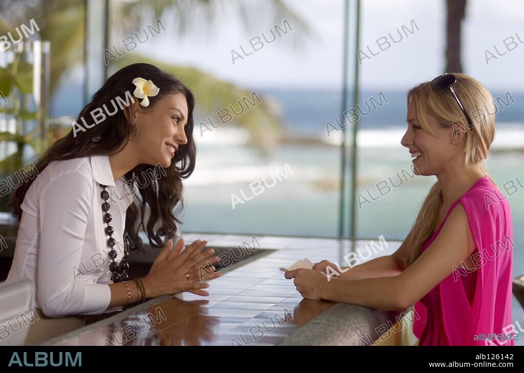 KRISTEN BELL y MILA KUNIS en PASO DE TI, 2008 (FORGETTING SARAH MARSHALL), dirigida por NICHOLAS STOLLER. Copyright APATOW PRODUCTIONS / WILSON, GLEN.