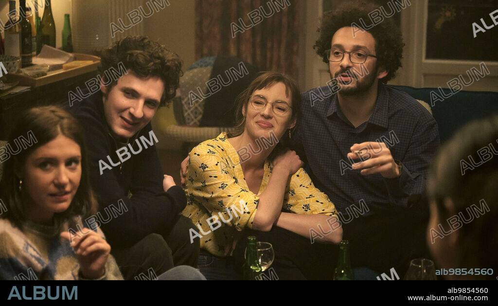 ADELE EXARCHOPOULOS, LOUISE BOURGOIN, VINCENT LACOSTE und WILLIAM LEBGHIL in UN METIER SERIEUX, 2023, unter der Regie von THOMAS LILTI. Copyright Les Films du Parc / France 2 Cinema.