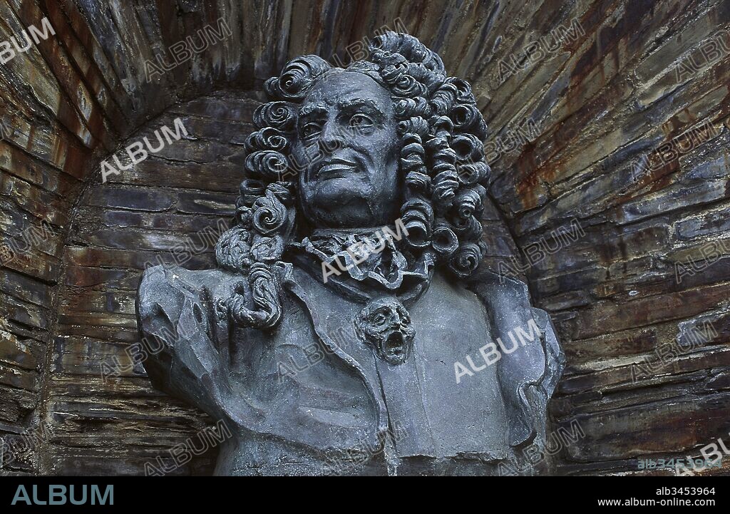 Alvaro de Navia Osorio y Vigil (Puerto de Vega, 1684-Orán, 1732). Tercer Marqués de Santa Cruz de Marcenado (Álvaro Navia Osorio y Vigil) (1684-1732). III Marqués de Santa Cruz de Marcenado y Vizconde del Puerto. Militar español. Gobernador de Orán, murió en la defensa de la ciudad contra los intentos de los musulmanes por recobrarla. Monumento en su memoria, obra del escultor Vicente Menéndez Santarúa, inaugurado el 19 de diciembre de 1984 en el tercer centenario de su nacimiento. Puerto de Vega. Navia. Asturias. España.