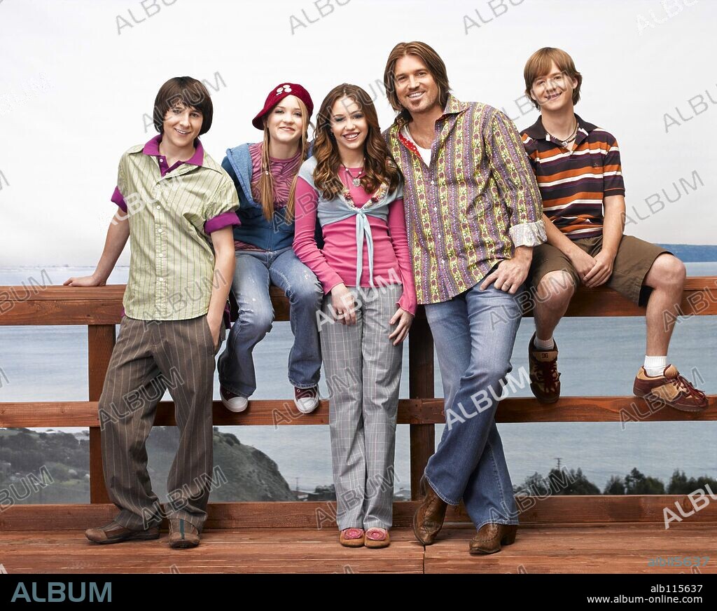 BILLY RAY CYRUS, EMILY OSMENT, JASON EARLES, MILEY CYRUS und MITCHEL MUSSO in HANNAH MONTANA, 2006, unter der Regie von SAM W. ORENDER. Copyright DISNEY CHANNEL.