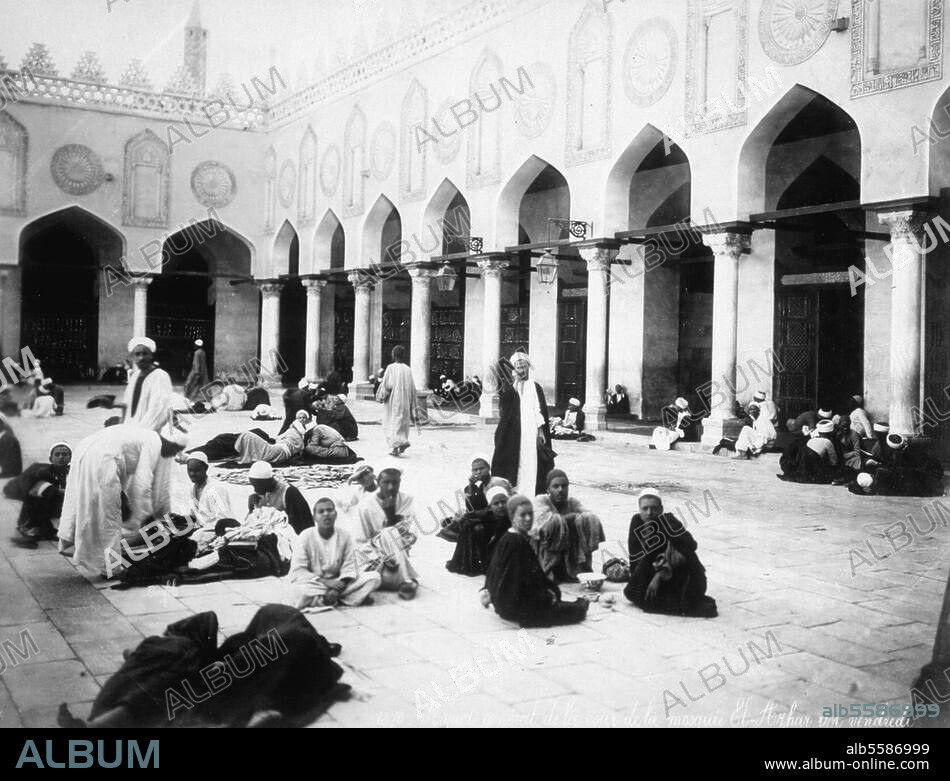 Kairo (Ägypten), al-Azhar-Moschee. (erbaut 970-972; seit 998 islamische Universität). "Vue générale de la Cour de la Mosquée El Azhar un vendredi" (Hof der al-Azhar-Moschee an einem Freitag). Photographie, anonym, 1870. Paris, Collection Bernard Garrett.