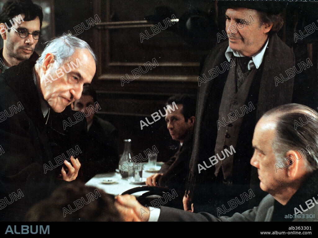 CAMILO JOSE CELA y FRANCISCO RABAL en LA COLMENA, 1982, dirigida por MARIO CAMUS. Copyright AGATA FILMS.