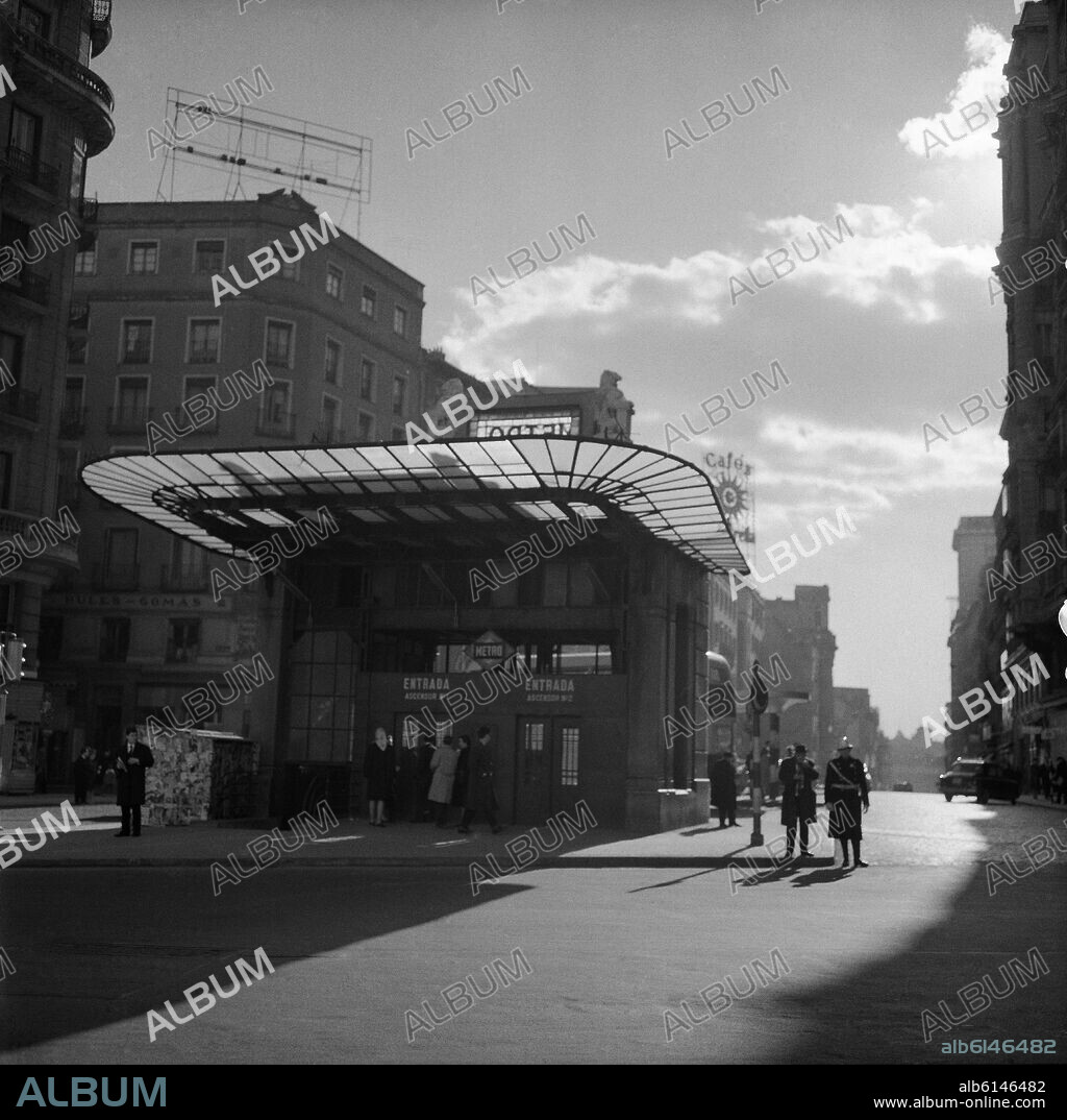 ANTONIO PALACIOS RAMILO (1876-1945). ENTRADA AL ASCENSOR DEL METRO EN LA RED DE SAN LUIS PARADA DE  GRAN VIA LINEA 1 -   FOTOGRAFIA EN BLANCO Y NEGRO - 1957.