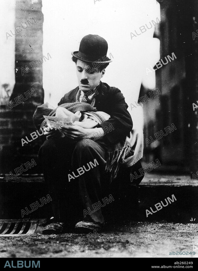 CHARLIE CHAPLIN en EL CHICO, 1921 (THE KID), dirigida por CHARLES CHAPLIN. Copyright FIRST NATIONAL.