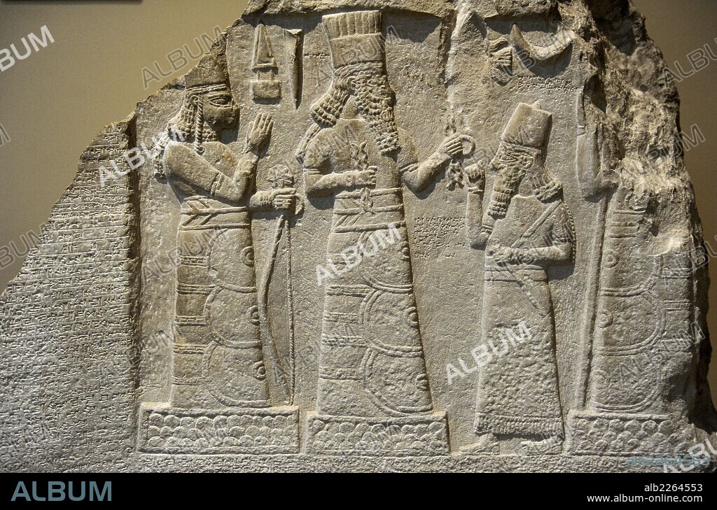 ARTE. IMPERIO ASIRIO. MESOPOTAMIA. Estela con inscripción y relieve. Shamsh-res-usur, gobernador de Mari y Suhi, en ctitud de oración ante los dioses. Siglo VIII. C. Palacio Museo de Babilonia. Piedra caliza. La inscripción dice que el gobernador reinó durante 13 años y durante su reinado erigió la ciudad de Gabarri-ibni, al tiempo que el restablecimiento de los canales y el fomento de la plantación de palmeras datileras en diferentes ciudades, y trabajando en el desarrollo de la agricultura en la ciudad de Suhi. Museo Arqueológico. Estambul. Turquía.