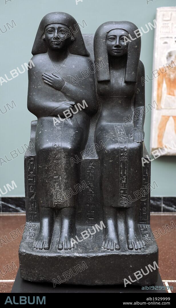 ARTE EGIPCIO. EGIPTO. Grupo escultórico de diorita donde aparencen representados el Sacerdote Ahmose junto su madre Baket-re. Procedencia desconocida. XVIII Dinastía. Imperio Nuevo. 1490-1400 A. C. Museo Carlsberg Glyptotek. Copenhague. Dinamarca. Europa.