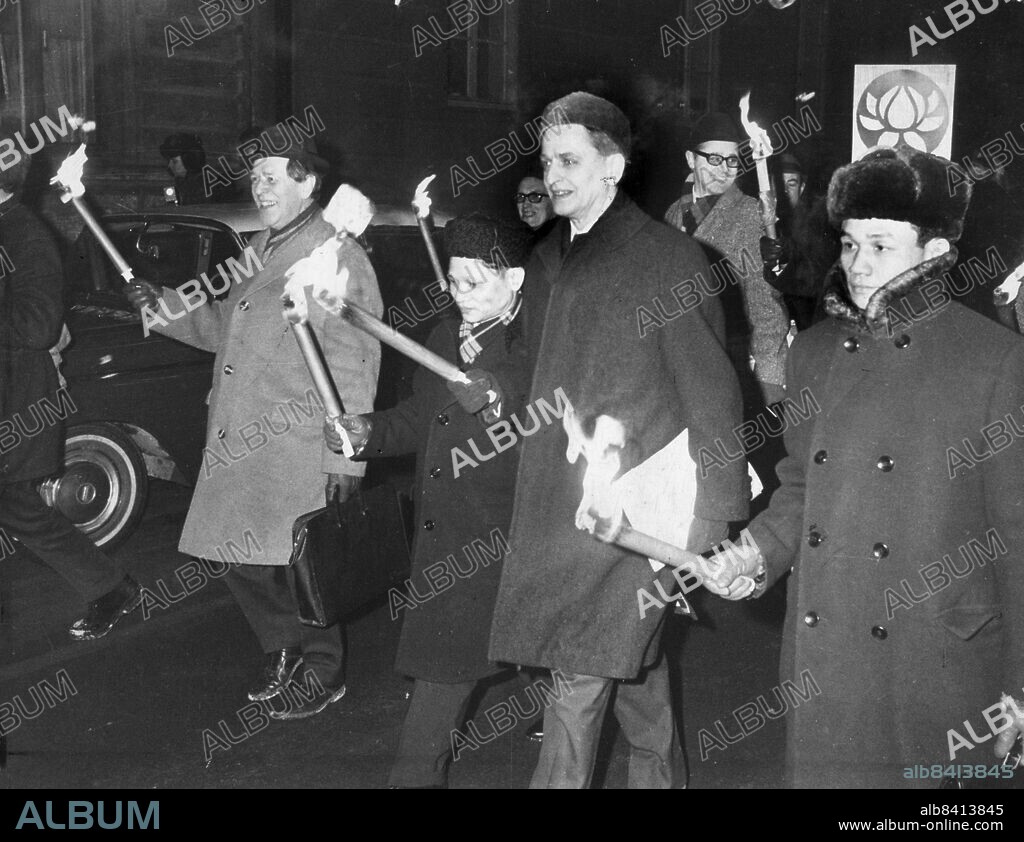 ARKIV 1968 - . Olof Palme, at the time Minister of Education, took part together with Nguyen Tho Chyan, The North Vietnamese Ambasador in Moscow, in a demonstration against USA's war in Vietnam held at Sergels Torg in Stockholm February 21 1968.. Foto: Sven Erik Sjoberg / SCANPIX Code:53.