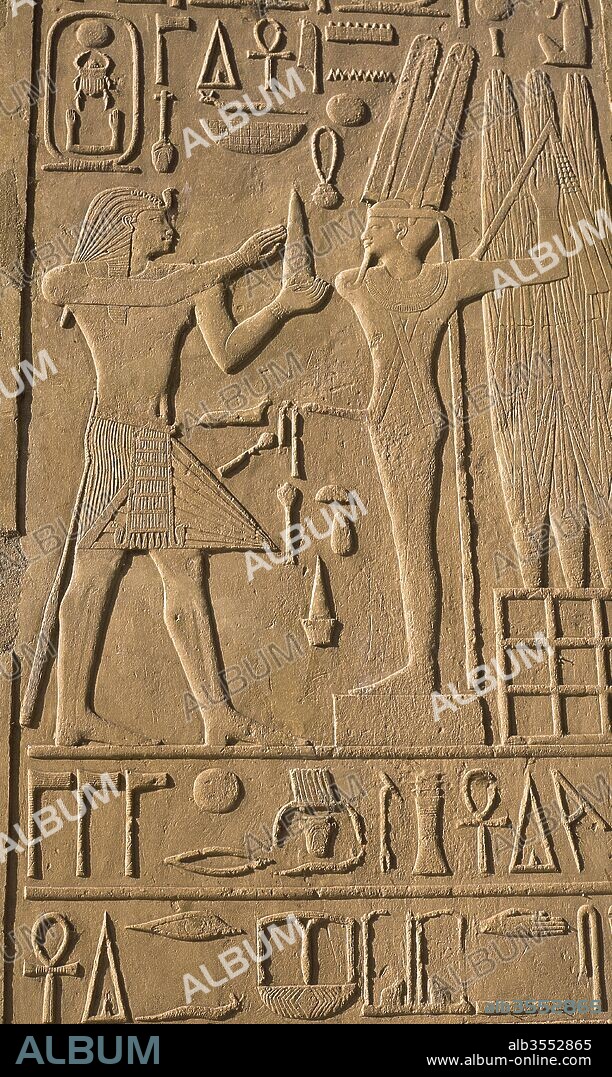 Sesostris I. Faraón del Imperio Medio de Egipto, de la Dinastía XII. Sesostris I realizando una ofrenda al dios Min. Relieve en un pabellón de Karnak, Egipto.