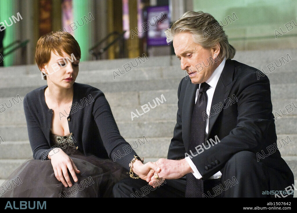 CAREY MULLIGAN y MICHAEL DOUGLAS en WALL STREET: EL DINERO NUNCA DUERME, 2010 (WALL STREET: MONEY NEVER SLEEPS), dirigida por OLIVER STONE. Copyright EDWARD R. PRESSMAN FILM.