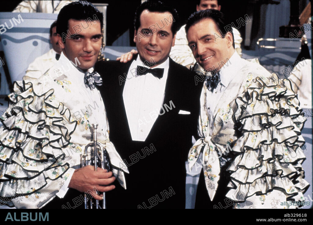 ANTONIO BANDERAS und ARMAND ASSANTE in THE MAMBO KINGS, 1992, unter der Regie von ARNE GLIMCHER. Copyright WARNER BROS/CANAL PLUS/REGENCY/ALCOR.