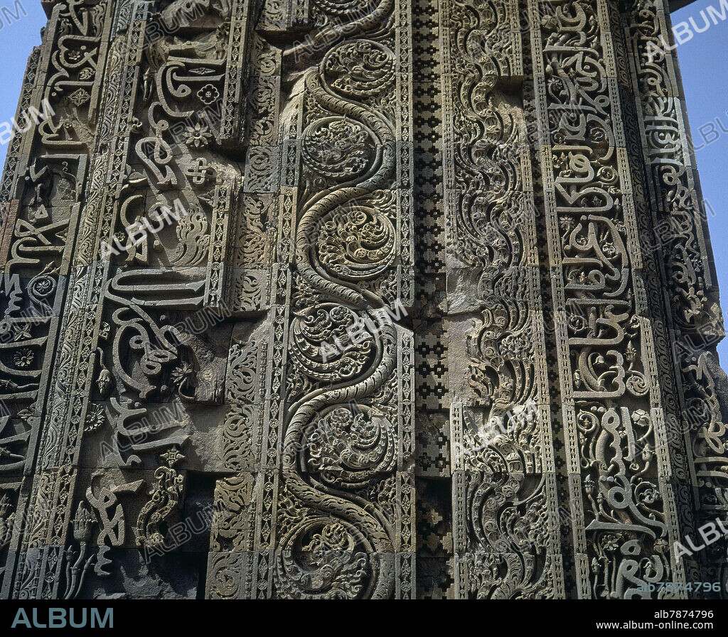 DET MURO DE LA MEZQUITA-DECORACION HINDU CON INSCRIPC ARABE.
