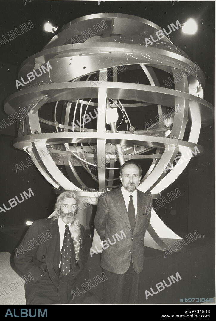 Madrid, 30/11/1990. Presentada en el Círculo de Bellas Artes la maqueta de la Esfera Armilar. En la imagen, el escultor Rafael Trenor y el ingeniero José Antonio Fernández Ordóñez, creadores de la esfera.