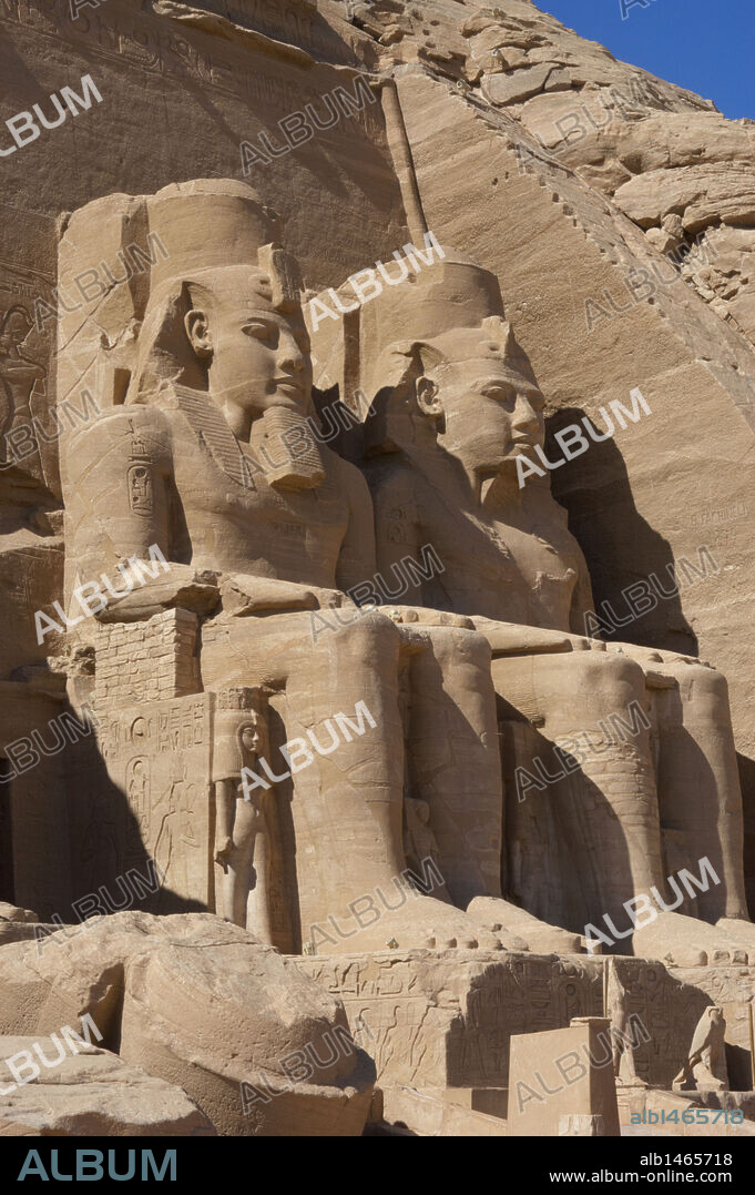 ARTE EGIPCIO. TEMPLO MAYOR DE RAMSES II (1290-1224 a. C.). Templo funerario. Detalle de los cuatro colosos que representan al faraón sentado, con el nemes en la cabeza y coronado por la doble corona. ABU SIMBEL. Norte de Africa. Egipto.