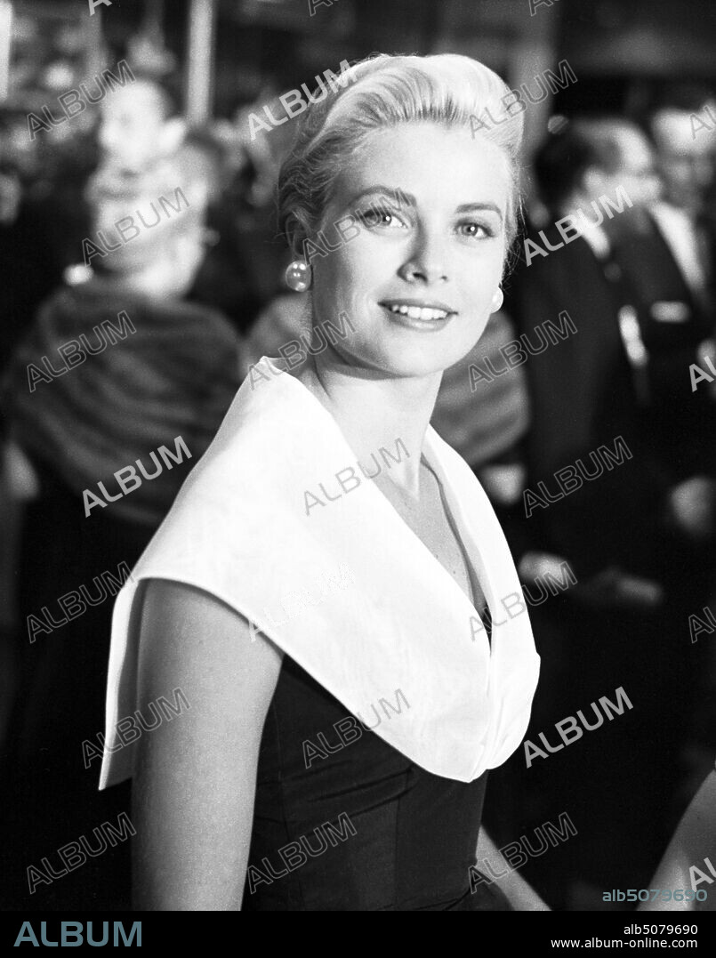 GRACE KELLY in REAR WINDOW, 1954, unter der Regie von ALFRED HITCHCOCK. Copyright PARAMOUNT PICTURES. August 4, 1954, New York, New York, USA: GRACE KELLY at the premiere of ''Rear Window'' in 1954. Rear Window is a 1954 American mystery thriller film directed by Alfred Hitchcock and written by John Michael Hayes based on Cornell Woolrich's 1942 short story 'It Had to Be Murder'. The film is considered by many filmgoers, critics, and scholars to be one of Hitchcock's best and one of the greatest films ever made.