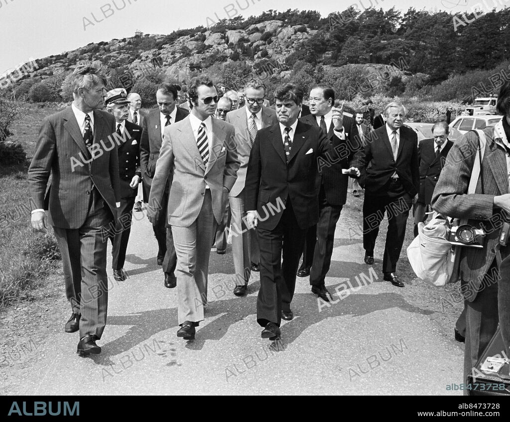Göteborg - Kungsbacka - Råö - Onsala 1976-05-21. Kung Carl XVI Gustaf inviger parabol på Råöobservatoriet.. Med på bilderna bl.a. landshövding Erik Huss , Victor Hasselblad, 1:e hovmarskalk Björn von der Esch , rektorn på Chalmers Sven Olving , landshövdingen i Halland förre moderatledaren Yngve Holmberg.. Foto: Kamerareportage. *** Local Caption *** The Swedish Royal Family. KAMERAREPORTAGE.