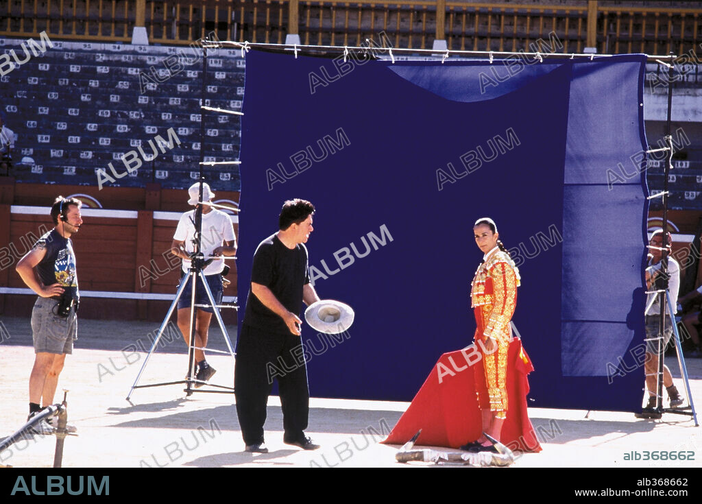 PEDRO ALMODOVAR and ROSARIO FLORES in TALK TO HER, 2002 (HABLE CON ELLA), directed by PEDRO ALMODOVAR. Copyright EL DESEO S.A / BRACHO, MIGUEL.