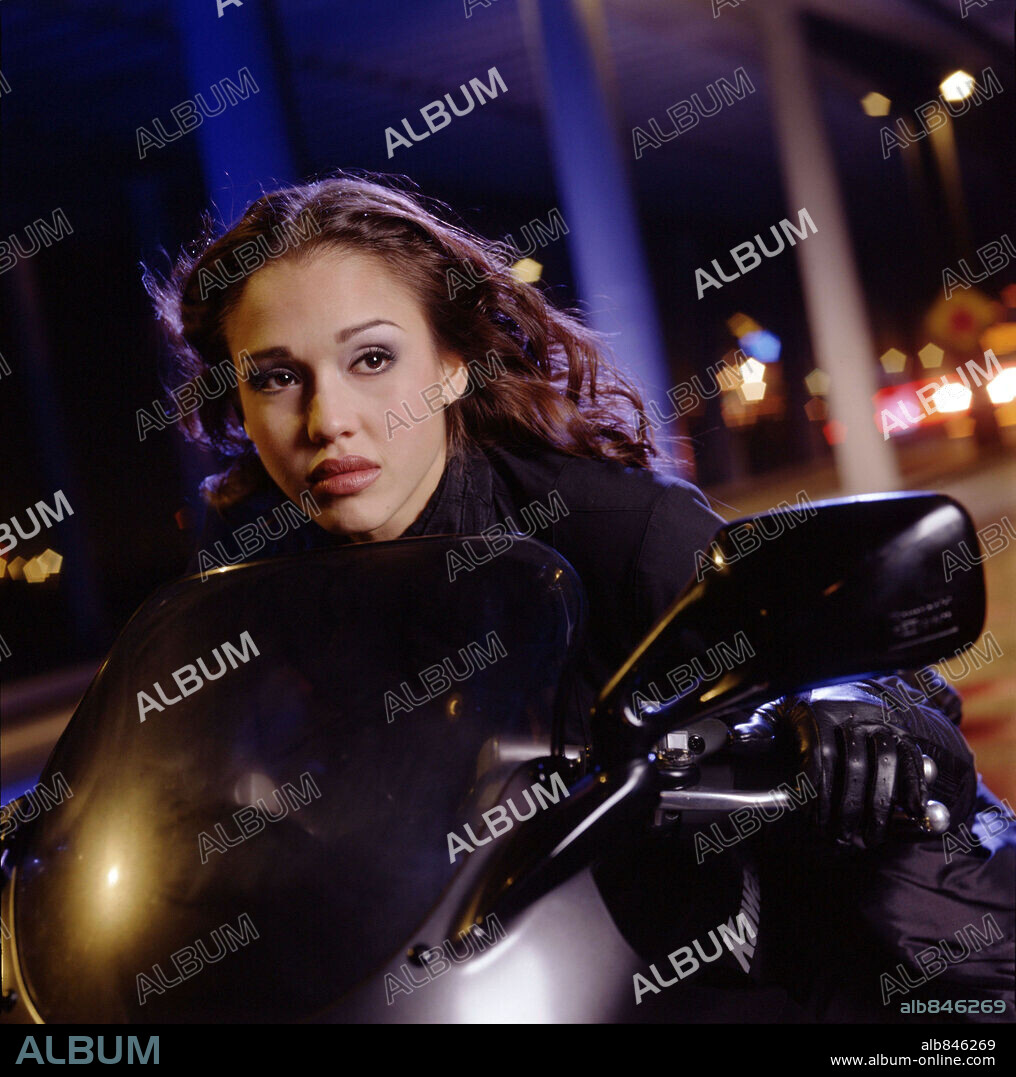 JESSICA ALBA in DARK ANGEL, 2000 (DARK ANGEL-TV). Copyright 20TH CENTURY FOX TV.